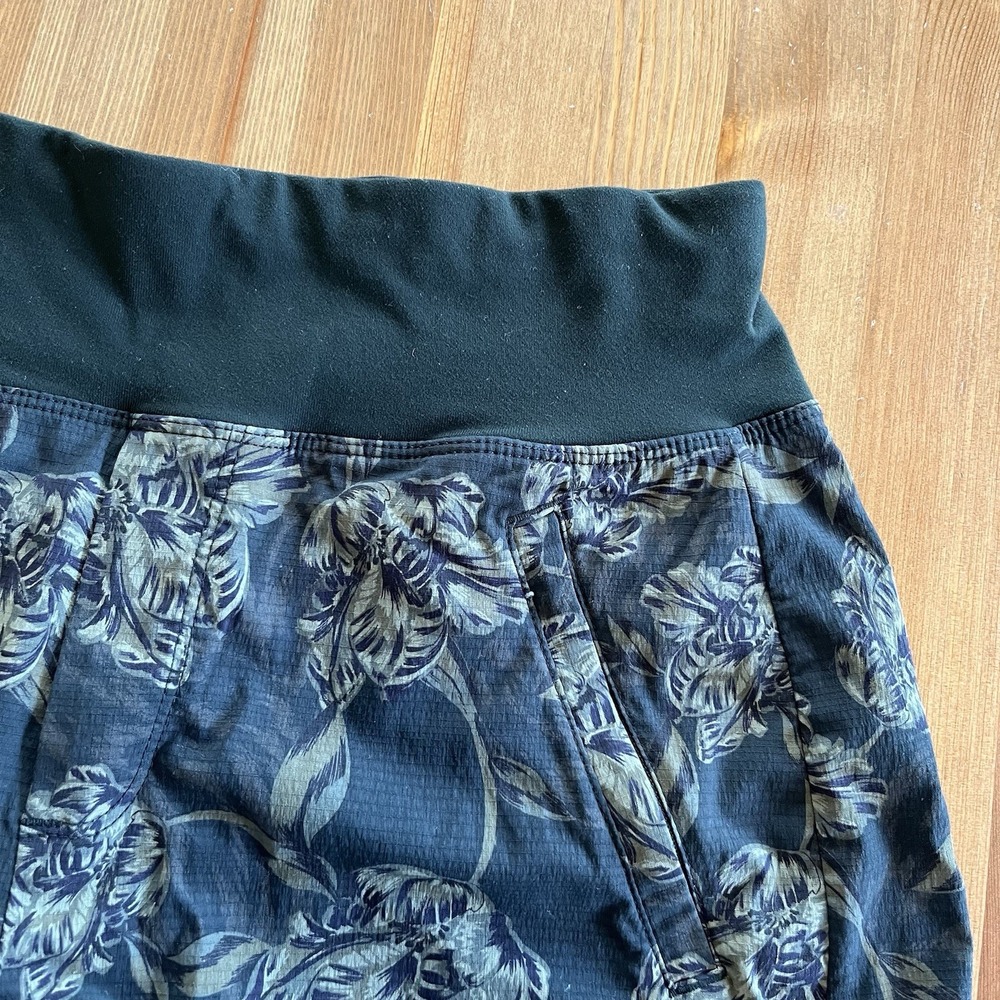 Athleta Trekkie North Printed Shorts Women's 4 Ripstop Stretch Waist Zip Pockets - Picture 3 of 16